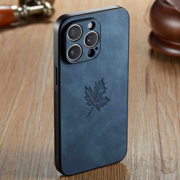 Suitable for Iphone 16/15/14/13/12/11 Pro/Promax/Plus Ultra-Thin Luxury Retro Imitation Faux Leather Mobile Phone Case Lambskin Maple Leaf Pattern Camera Lens Full Protective Case Skin-Feel Non-Slip And Anti-Fall Simple Business Mobile Phone Protective Case