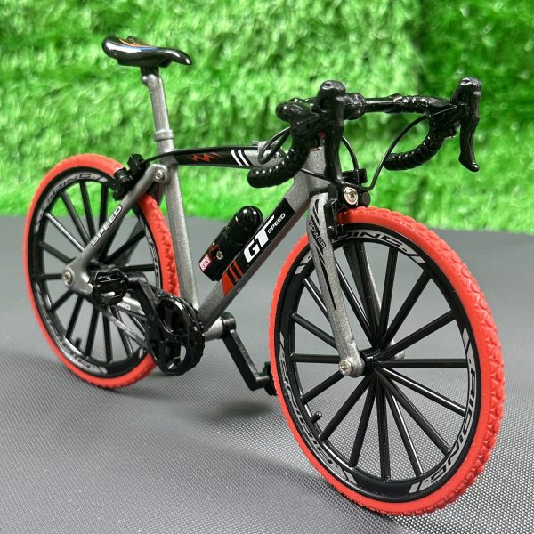 Transportation Ornament 1pc: A Vibrant And Realistic Bicycle Model, Perfect As a Birthday Gift for. It Features a Movable Chain And Is Made of Alloy, Making It a Stylish Home Decor Item And a Collectible Gift. This Model of a Vehicle Is Incredibly Cool.